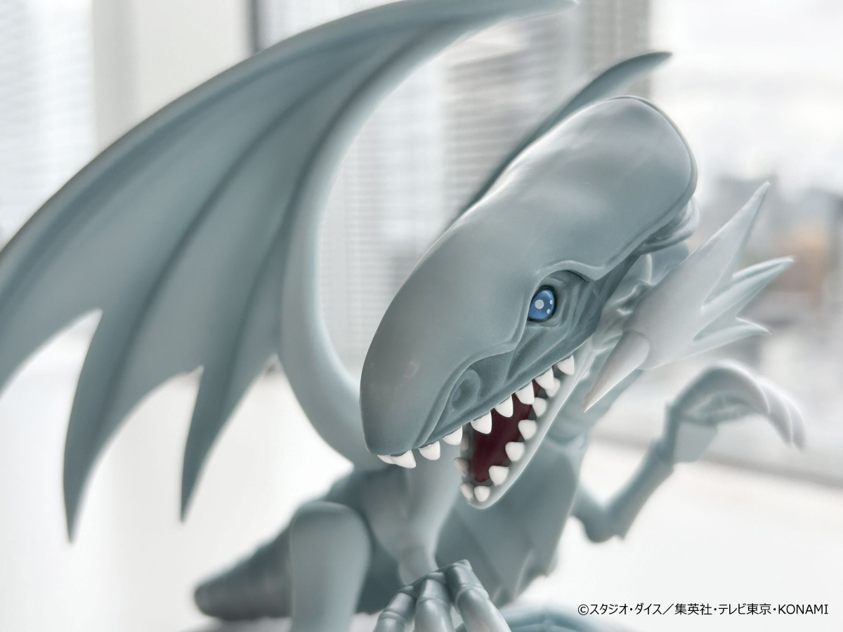 青眼の白龍(ブルーアイズ・ホワイト・ドラゴン)のプライズフィギュア画像
