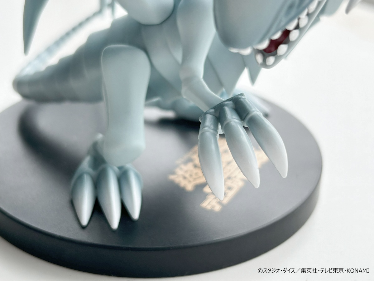 青眼の白龍(ブルーアイズ・ホワイト・ドラゴン)のプライズフィギュア画像